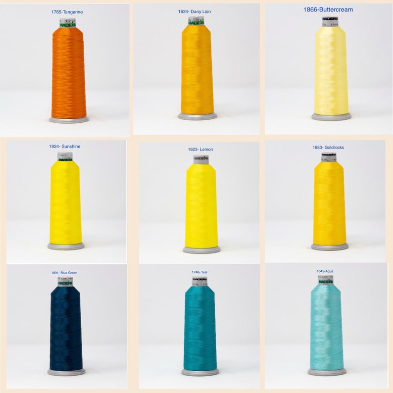 Puede incluir: Nueve carretes de hilo de bordar en varios colores, incluyendo naranja, amarillo, crema, azul y verde azulado. Cada carrete tiene una etiqueta con un nombre de color y un n&uacute;mero.