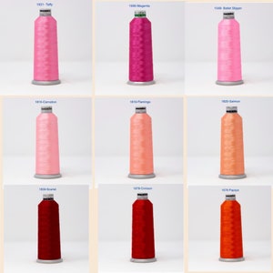 Puede incluir: Nueve carretes de hilo de bordar en varios tonos de rosa, naranja y rojo. Los carretes est&aacute;n etiquetados con n&uacute;meros y nombres de colores.