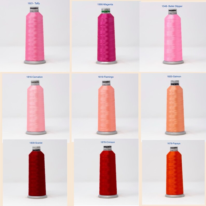 Puede incluir: Nueve carretes de hilo de bordar en varios tonos de rosa, naranja y rojo. Los carretes est&aacute;n etiquetados con n&uacute;meros y nombres de colores.