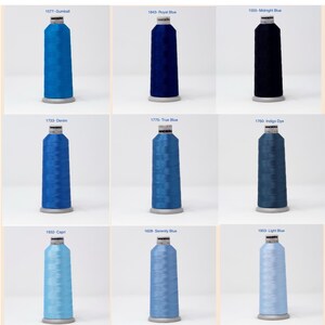 Puede incluir: Nueve carretes de hilo en varios tonos de azul, desde azul claro hasta azul oscuro, con etiquetas que indican el nombre y el n&uacute;mero del color.