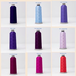 Puede incluir: Nueve carretes de hilo de bordar en varios tonos de morado, azul, rosa y rojo. Los carretes est&aacute;n etiquetados con sus nombres de color y n&uacute;meros correspondientes.
