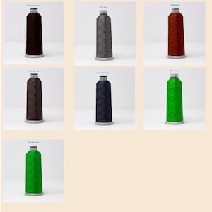 Puede incluir: Seis carretes de hilo en varios colores, incluyendo marr&oacute;n oscuro, sello, &aacute;mbar, metalizado, gris oscuro y verde. Cada carrete tiene una etiqueta con un n&uacute;mero y el nombre del color.