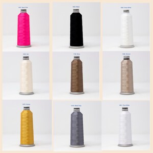 Puede incluir: Nueve carretes de hilo en varios colores, incluyendo rosa ne&oacute;n, negro, blanco nieve, blanco roto, marr&oacute;n, beige, dorado, gris y blanco. Cada carrete tiene una etiqueta con un n&uacute;mero y el nombre del color.