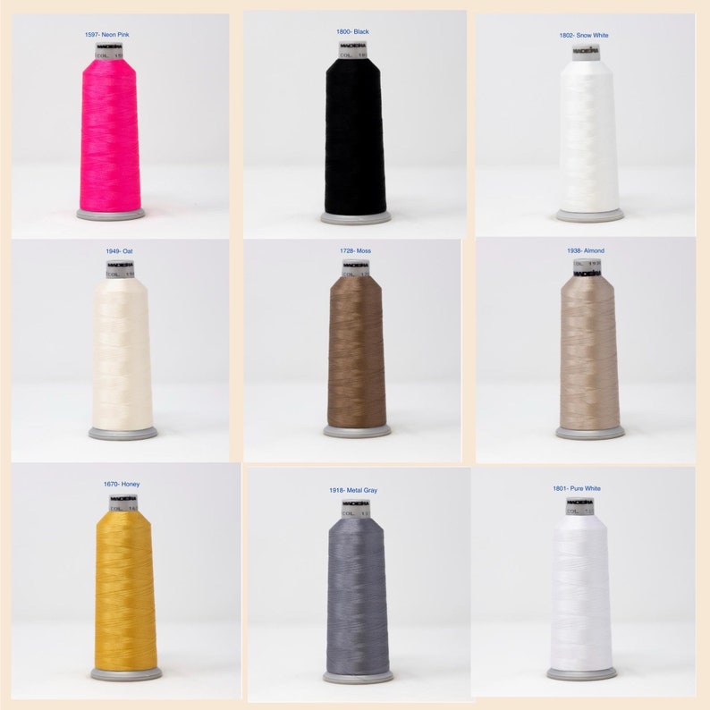 Puede incluir: Nueve carretes de hilo en varios colores, incluyendo rosa ne&oacute;n, negro, blanco nieve, blanco roto, marr&oacute;n, beige, dorado, gris y blanco. Cada carrete tiene una etiqueta con un n&uacute;mero y el nombre del color.