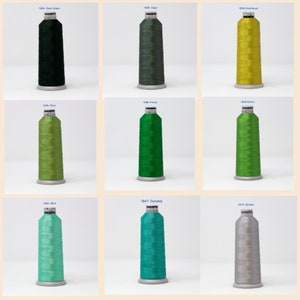 Puede incluir: Nueve carretes de hilo de bordar en varios tonos de verde, amarillo y gris. Los carretes est&aacute;n etiquetados con n&uacute;meros y nombres de colores.