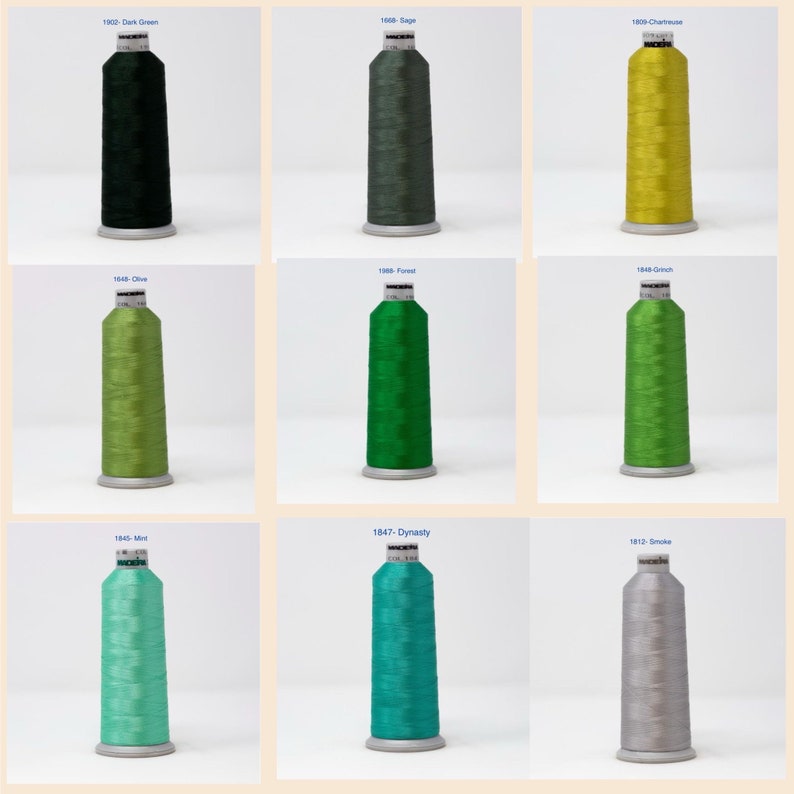 Puede incluir: Nueve carretes de hilo de bordar en varios tonos de verde, amarillo y gris. Los carretes est&aacute;n etiquetados con n&uacute;meros y nombres de colores.