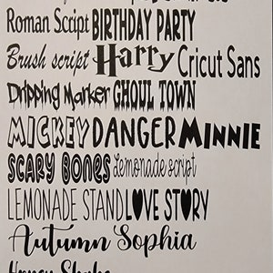 Puede incluir: Una hoja blanca que muestra varios estilos de tipograf&iacute;a y frases en negro, incluyendo I love glitter, spongeboy me bob, Roman Script, BIRTHDAY PARTY, Brush script, Harry, Cricut Sans, Dripping Marker, GHOUL TOWN, MICKEY, DANGER, MINNIE, SCARY BONES, lemonade script, LEMONADE STAND, LOVE STORY, Autumn, Sophia y Honey Shake.