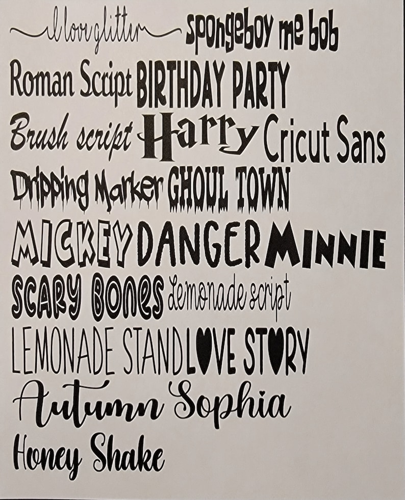 Puede incluir: Una hoja blanca que muestra varios estilos de tipograf&iacute;a y frases en negro, incluyendo I love glitter, spongeboy me bob, Roman Script, BIRTHDAY PARTY, Brush script, Harry, Cricut Sans, Dripping Marker, GHOUL TOWN, MICKEY, DANGER, MINNIE, SCARY BONES, lemonade script, LEMONADE STAND, LOVE STORY, Autumn, Sophia y Honey Shake.