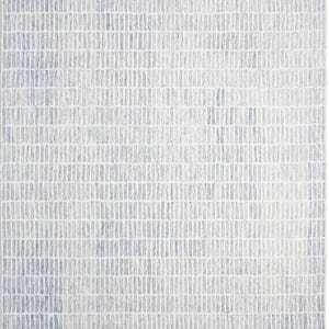 Puede incluir: Una alfombra de área blanca y azul claro con un patrón tejido texturizado. La alfombra tiene un efecto degradado sutil con un tono de azul más claro en el centro y un tono de azul más oscuro alrededor de los bordes.