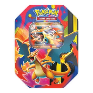 Puede incluir: Una lata del juego de cartas coleccionables Pokémon con una carta Mega Charizard Y EX. La lata tiene un diseño vibrante con acentos naranjas, rojos, azules y amarillos, y el logotipo de Pokémon es visible.