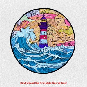 Puede incluir: Parche bordado circular que representa un faro con rayas rojas y blancas, sobre un fondo de olas oceánicas y una colorida puesta de sol. El faro es morado y tiene una luz amarilla.