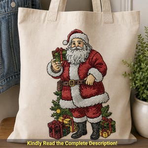 Könnte beinhalten: Eine beigefarbene Tragetasche aus Segeltuch mit einer gestickten Abbildung des Weihnachtsmanns in einem roten Anzug mit weißem Besatz, der ein grünes Geschenk hält. Er steht neben einem kleinen Weihnachtsbaum, umgeben von Geschenken in Rot, Grün und Gelb.