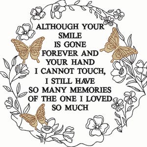 Puede incluir: Una corona floral en blanco y negro con mariposas y el texto "Aunque tu sonrisa se ha ido para siempre y no puedo tocar tu mano, todavía tengo tantos recuerdos de la persona que tanto amé."