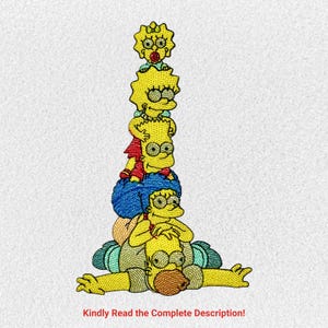 Puede incluir: Diseño bordado con la familia Simpson apilada. Homero está en la base, seguido por Marge, Bart, Lisa y Maggie. El texto "Kindly Read the Complete Description!" está en la parte inferior.