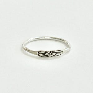 Anillo de plata de ley con diseño de pensamiento silvestre: joyería floral hecha a mano.