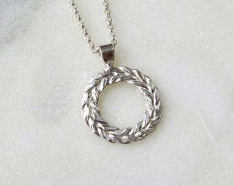 Collar con colgante de corona de laurel en plata de ley, inspirado en la antigua Grecia y Roma.