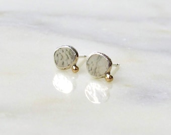 Pendientes de plata de ley con detalles en oro de 14k: diseño de guijarro bicolor.
