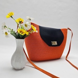 Handgemachte gestrickte orange Schultertasche - lebendiges und stilvolles Accessoire