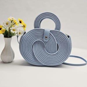 Bolso de mano tejido a mano elegante y elegante de color azul suave