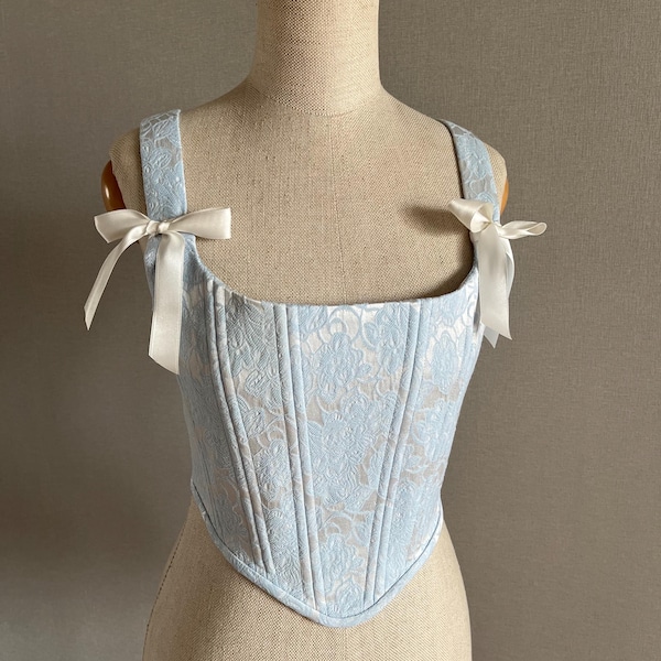ライトブルーのコルセットトップ、花柄のコテージコア、白いボディス、ルネッサンススタイルのステイ、ルネッサンス風ロココ調マリーアントワネット風ビクトリア朝の衣装、コケット