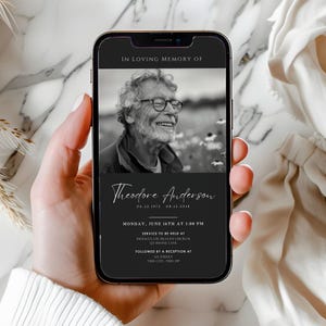 Könnte beinhalten: Eine digitale Trauerkarte in Schwarzweiß mit einem Foto eines Mannes, dem Text "In liebevoller Erinnerung an", dem Namen "Theodore Anderson", den Daten "08.22.1972 08.12.2018" und Details zu einem Trauergottesdienst und einem Empfang.