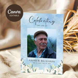 Blauwe Canva-sjabloon voor begrafenisprogramma, bewerkbaar programma voor viering van het leven, witte bloemen herdenkingsceremonie opvouwbaar orderboekje