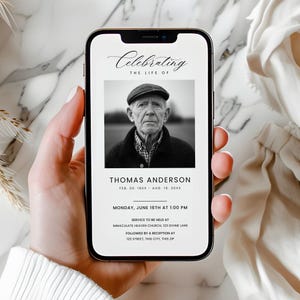 Op de afbeelding: Zwart-witfoto van een man met een hoed op het scherm van een smartphone. De tekst op het scherm luidt "Celebrating the Life of Thomas Anderson, Feb. 20, 19XX - Aug. 19, 20XX. Monday, June 16th at 1:00 PM. Service to be held at Immaculate Heaven Church, 123 Divine Lane. Followed by a reception at 123 Street, This City, This Zip."