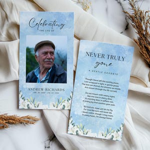 Modèle de carte de prière pour les funérailles du ciel bleu, note d'hommage pour la célébration de la vie florale blanche modifiable, notes de cadeau pour un invité de la cérémonie commémorative Canva