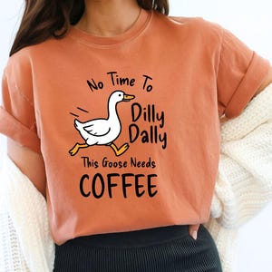 Komfort Farbe Dumme Gans Braucht Kaffee T-Shirt, Lustiges Grafik T-Shirt, Unisex Soft Top, Kaffee-Liebhaber Geschenk, Süßes Tier Shirt