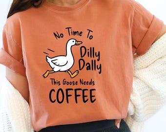 Camiseta "Silly Goose Needs Coffee" con colores cómodos, divertida camiseta gráfica, unisex, suave, regalo para amantes del café, adorable camiseta con animales.