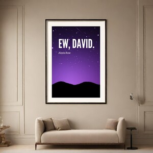 Op de afbeelding: Een paarse en zwarte poster met witte tekst die "EW, DAVID." luidt. De tekst wordt toegeschreven aan Alexis Rose.