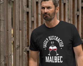 Fácilmente distraído por Malbec Camisa Regalo Amantes del vino Regalo de camiseta para los amantes de la comida Regalo divertido para papás Tee Regalo de vino tinto Novio San Valentín