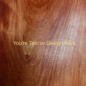 Op de afbeelding: Een close-up van een houtnerftextuur met een roodbruine kleur. Het hout heeft een natuurlijke nerfstructuur met een gladde afwerking. De tekst "You're Text or Design Here" is in geel op het hout geschreven.