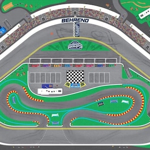 Puede incluir: Una ilustración desde arriba del circuito Behrend Speedway que presenta un óvalo de asfalto gris, un infield central con una línea de meta a cuadros, secciones de césped verde, gradas llenas de espectadores y varias señales de pista.