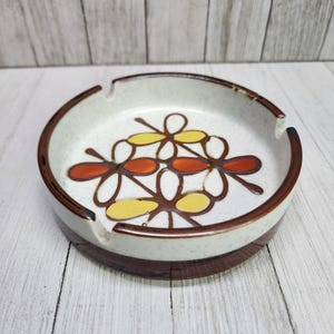 Vtg MCM Stoneware Ceramic Round Ashtray Art Pottery Floral Design 5&quot; Diameter