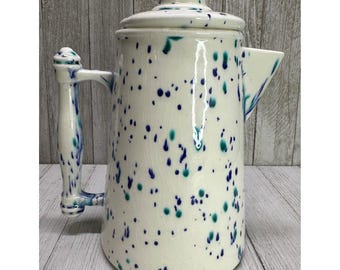 Vintage koffie- en theepot met keramische glazuur, wit en blauw gespikkeld, 15 cm hoog.