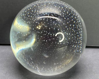 Vintage Great City Trader paperweight van geometrisch glas met gecontroleerde luchtbel, geblazen met een diameter van 10 cm.