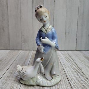 Figurine de dame victorienne vintage en porcelaine avec une oie 6&quot; décorative de haut
