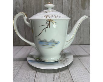 Vintage theepot van Kutani-aardewerk, 18 cm hoog, met schotel, 18 cm diameter, met gouden bamboedorpmotief.