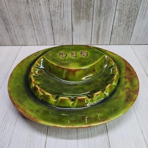 Vtg Glazurowana zielona dwukolorowa ceramiczna popielniczka z 11 gniazdami Niemieckie oznaczenia gotyckie