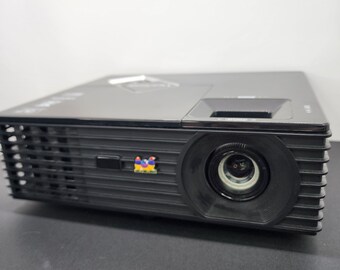 Viewsonic PJD5134 SVGA 800 x 600 Resolution Projector Working with Remote/Cables