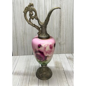 Jarro de latão de metal vitoriano vintage com design floral e rosas decorativo