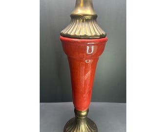 Vintage keramische schaal op voet, compote in ossenbloedrood met messingkleurige decoratie en deksel, 57 cm hoog.