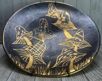 Vintage Hollandse decoratieve wandplaat met paddenstoelmotief, rond, 25 cm diameter.