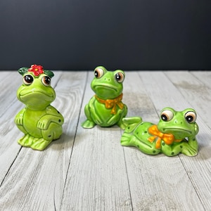 Vintage Lefton Frogs Figurines Green Christmas Garden Decoration - Set Of 3