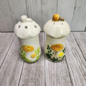 Vintage Mushroom Salt and Pepper Shakers Ceramic Painted 4&#39;&#39; Tall MCM