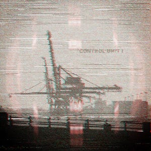 Puede incluir: Una imagen granulada y pixelada de una gran grúa industrial en silueta sobre un fondo gris claro. La imagen tiene un aspecto retro y vintage con un efecto de glitch digital. El texto "CONTROL UNKNOWN" es visible en la parte superior central de la imagen.