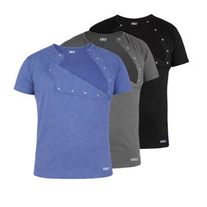 Può includere: Tre magliette a maniche corte blu, grigie e nere. Ogni camicia presenta un design asimmetrico unico con una serie di bottoni argentati. Le magliette hanno uno stile minimalista e sono adatte per l'abbigliamento casual.