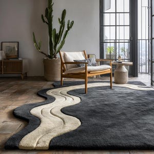 Tapete moderno em lã preta e marfim, tapete abstrato orgânico, tapete contemporâneo de luxo, tapete escultural ondulado, decoração neutra para quarto e sala de estar.