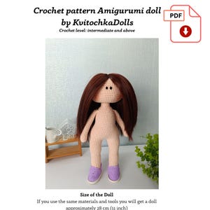 Peut inclure: Un patron de poupée Amigurumi au crochet de KvitochkaDolls. La poupée mesure environ 28 cm de haut. La poupée a des cheveux bruns, un corps beige et des chaussures violettes. Le niveau de crochet est intermédiaire et supérieur. Le patron est au format PDF.